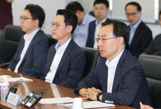 19일 한국철강협회에서 열린 EU의 철강 세이프가드 잠정조치에 대한 민관 대책회의에서 문승욱 산업통상자원부 산업혁신성장실장(오른쪽 첫번째)이 포스코, 현대제철 등 철강업계 관계자들과 대책 논의를 하고 있다. <산업통상자원부 제공>